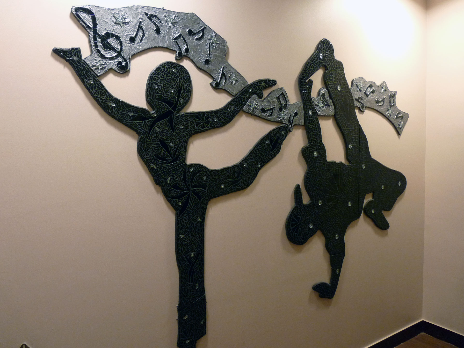 panneau mural "le danseur de hip hop et la danseuse » en mosaïque. Panneau en wedi de 220 x 150 cm. Emaux de Briare