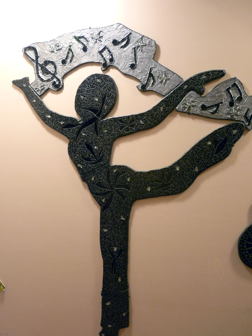 panneau mural "le danseur de hip hop et la danseuse » en mosaïque. Panneau en wedi de 220 x 150 cm. Emaux de Briare