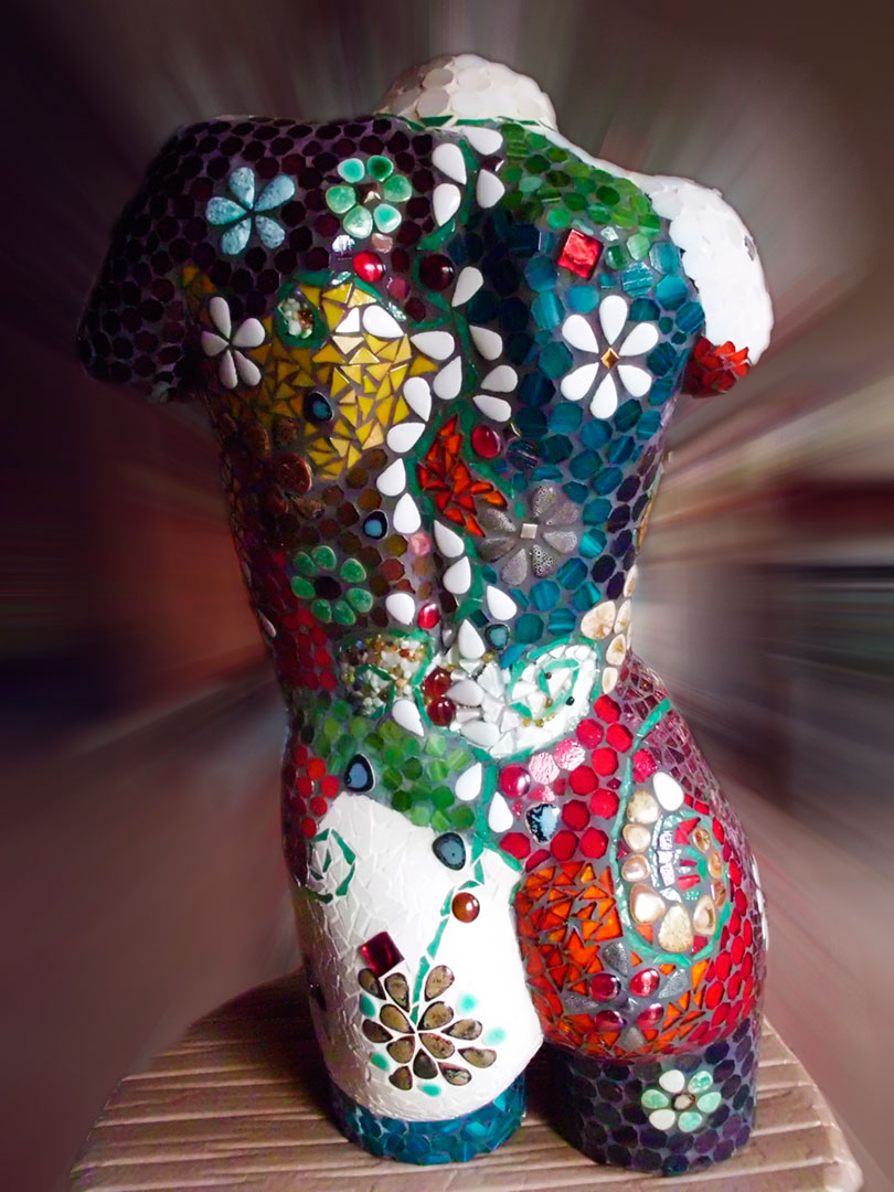 plan arrière du mannequin en mosaïque "multicolore". Hauteur de 80 cm - tesselles opaques et transparentes, pâtes de verre, galets, émaux de briare, perles...de diverses couleurs.